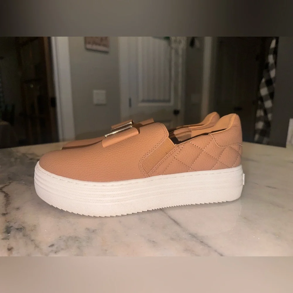 NWT Joy Size 8 Women's Tan Slip-On Platform Sneakers‎ with Bow